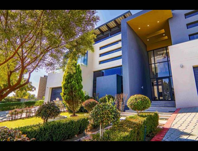 6 BEDROOM HOUSE FOR SALE IN COPPERLEAF ESTATE